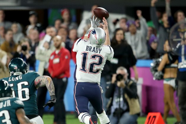 MINNEAPOLIS, MN - FEBRUARY 04:  Tom Brady #12 of the New England Patriots drops a pass against the Philadelphia Eagles during the second quarter in Super Bowl LII at U.S. Bank Stadium on February 4, 2018 in Minneapolis, Minnesota.  (Photo by Andy Lyons/Getty Images)