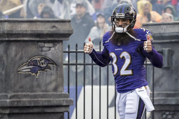 BALTIMORE, MD - SEPTEMBER 23: Eric Weddle #32 of the Baltimore Ravens takes the field before the game against the Denver Broncos at M&T Bank Stadium on September 23, 2018 in Baltimore, Maryland.  (Photo by Scott Taetsch/Getty Images)