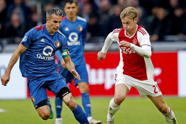 (L-R) Robin van Persie of Feyenoord, Frenkie de Jong of Ajax during the Dutch Eredivisie match between Ajax Amsterdam and Feyenoord Rotterdam at the Johan Cruijff Arena on October 28, 2018 in Amsterdam, The Netherlands(Photo by VI Images via Getty Images)
