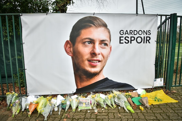 TOPSHOT - A picture shows flowers layed under a portrait of Argentinian forward Emiliano Sala prior to a team training session at the FC Nantes training centre La Joneliere in La Chapelle-sur-Erdre, western France, on January 24, 2019, three days after the plane carrying Sala vanished over the English Channel. - Police on January 24 ended their search for new Premier League player Emiliano Sala, saying the chances of finding the Argentine alive three days after his plane went missing over the Channel were 'extremely remote'. Sala, 28, was on his way from Nantes in western France to the Welsh capital to train with his new teammates for the first time after completing a £15 million ($19 million) move to Cardiff City from French side Nantes on January 19. (Photo by LOIC VENANCE / AFP)        (Photo credit should read LOIC VENANCE/AFP/Getty Images)