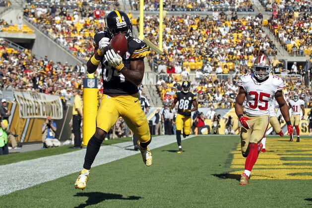PITTSBURGH, PA - SEPTEMBER 20:  Antonio Brown #84 of the Pittsburgh Steelers catches a 7 yard touchdown pass in the fourth quarter during the game against Eric Reid #35 of the San Francisco 49ers on September 20, 2015 at Heinz Field in Pittsburgh, Pennsylvania.  (Photo by Justin K. Aller/Getty Images)