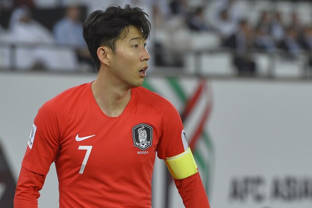ABU DHABI, UNITED ARAB EMIRATES - JANUARY 25: Son Heungmin of South Korea looks on during the AFC Asian Cup quarter final match between South Korea and Qatar at Zayed Sports City Stadium on January 25, 2019 in Abu Dhabi, United Arab Emirates. (Photo by Koki Nagahama/Getty Images)