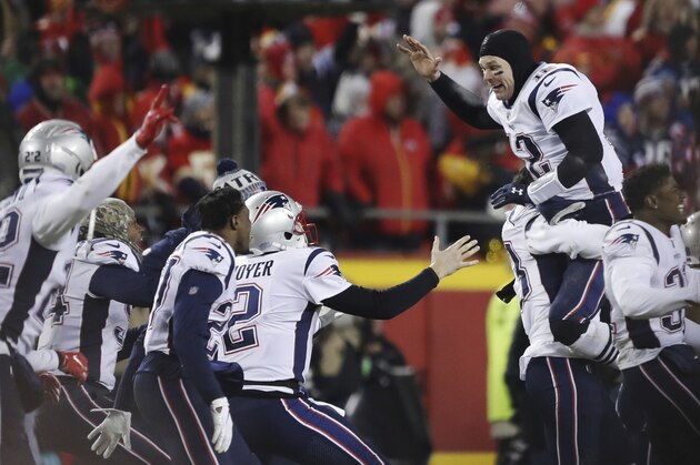 ARCHIVO - En esta foto de archivo del 20 de enero de 2019, el quarterback de los Patriots de Nueva Inglaterra, Tom Brady (12), celebra con sus compañeros al término del juego de campeonato de la Conferencia Americana en Kansas City, Missouri. Si Nueva Inglaterra vence a los Rams de Los Ángeles en el Super Bowl el domingo 3 de febrero de 2019, Brady romperá el empate que sostiene con el legendario defensive end Charles Haley y se convertirá en el primer jugador con seis anillos de campeón de la NFL. (AP foto/Charlie Neibergall, Aarchivo)