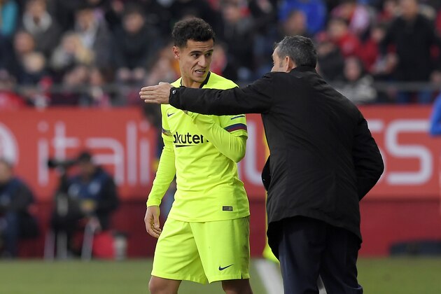 Barcelona's Spanish coach Ernesto Valverde (R) speaks to Barcelona's Brazilian midfielder Philippe Coutinho during the Spanish league football match between Girona FC and FC Barcelona at the Montilivi stadium in Girona on January 27, 2019. (Photo by LLUIS GENE / AFP)        (Photo credit should read LLUIS GENE/AFP/Getty Images)