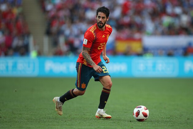 MOSCOW, RUSSIA - JULY 01:  Isco of Spain controls the ball during the 2018 FIFA World Cup Russia Round of 16 match between Spain and Russia at Luzhniki Stadium on July 1, 2018 in Moscow, Russia. (Photo by Ian MacNicol/Getty Images)