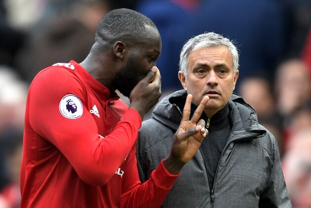 MANCHESTER, ENGLAND - MARCH 10:  Romelu Lukaku of Manchester United speaks with Jose Mourinho during the Premier League match between Manchester United and Liverpool at Old Trafford on March 10, 2018 in Manchester, England.  (Photo by Michael Regan/Getty Images)
