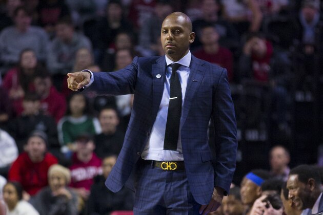 PHILADELPHIA, PA - JANUARY 24: Head coach Penny Hardaway of the Memphis Tigers points against the Temple Owls at the Liacouras Center on January 24, 2019 in Philadelphia, Pennsylvania. (Photo by Mitchell Leff/Getty Images)