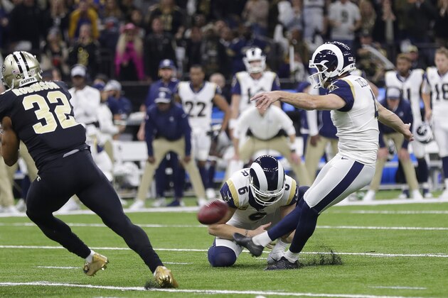 El pateador Greg Zuerlein conecta un gol de campo por los Rams de Los Ángeles en duelo por el campeonato de la Conferencia Nacional de la NFL frente a los Saints, en Nueva Orleáns, el domingo 20 de enero de 2019. (AP Foto/Gerald Herbert)