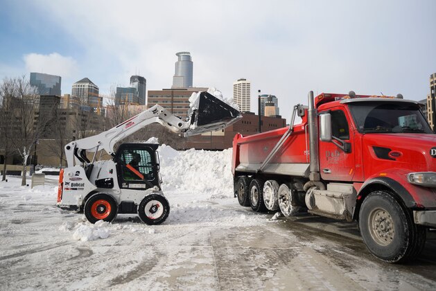 A crew clears snow outside of US Bank Stadium on January 29, 2019 in Minneapolis, Minnesota. - The polar vortex is here -- tens of millions of people in the US braced on January 29, 2019, for a deep arctic chill, which authorities say could be life-threatening. Sub-zero temperatures already blanketing parts of Canada were already sweeping across the US Midwest and towards the East Coast. (Photo by STEPHEN MATUREN / AFP)        (Photo credit should read STEPHEN MATUREN/AFP/Getty Images)