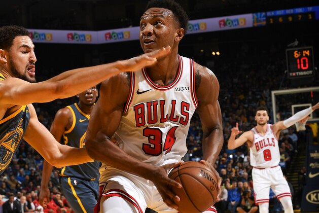 OAKLAND, CA - JANUARY 11:  Wendell Carter Jr. #34 of the Chicago Bulls handles the ball against the Golden State Warrioris on January 11, 2019 at ORACLE Arena in Oakland, California. NOTE TO USER: User expressly acknowledges and agrees that, by downloading and or using this photograph, user is consenting to the terms and conditions of Getty Images License Agreement. Mandatory Copyright Notice: Copyright 2019 NBAE (Photo by Noah Graham/NBAE via Getty Images)