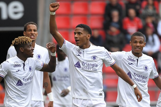 Toulouse's French defender Jean-Clair Todibo (C) is congratulated by teammates after scoring a goal during the French L1 football match Rennes vs Toulouse, on September 30, 2018 at the Roazhon Park stadium in Rennes, western France. (Photo by LOIC VENANCE / AFP)        (Photo credit should read LOIC VENANCE/AFP/Getty Images)