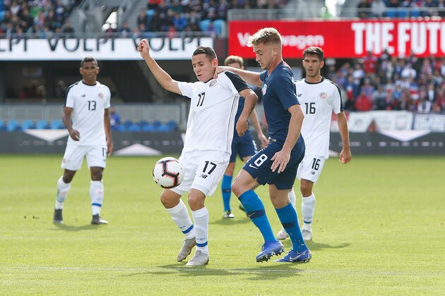 SAN JOSE, CA - FEBRUARY 02: Ronaldo Araya #17 of Costa Rica competes for the ball against Djordje Mihailovic #8 of the United States during their international friendly match at Avaya Stadium on February 2, 2019 in San Jose, California. (Photo by Lachlan Cunningham/Getty Images)