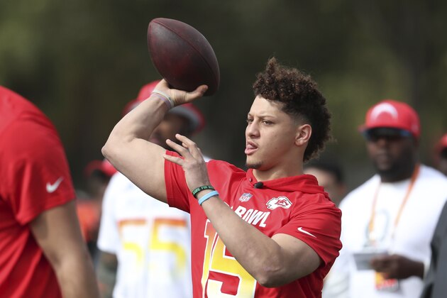 AFC quarterback Patrick Mahomes throws a pass during Pro Bowl NFL football practice, Thursday, Jan. 24, 2019, in Kissimmee, Fla. (AP Photo/Doug Benc)
