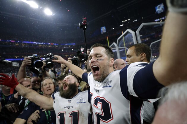 Julian Edelman (izquierda) y Tom Brady festejan la victoria de los Patriots de Nueva Inglaterra ante los Rams de Los Ángeles en el Super Bowl 53,  el domingo 3 de febrero de 2019, en Atlanta. Los Patriots ganaron 13-3. (AP Foto/David J. Phillip).