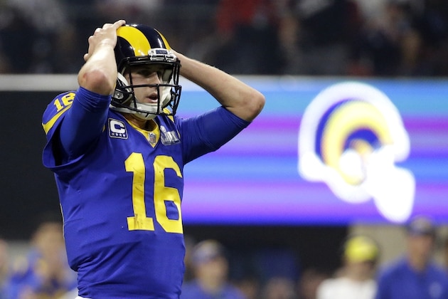 Jared Goff (16) de los Rams de Los Ángeles reacciona tras la intercepción de su pase durante el segundo tiempo del Super Bowl ante los Patriots de Nueva Inglaterra, el domingo 3 de febrero de 2019, en Atlanta. (AP Foto/Mark Humphrey)
