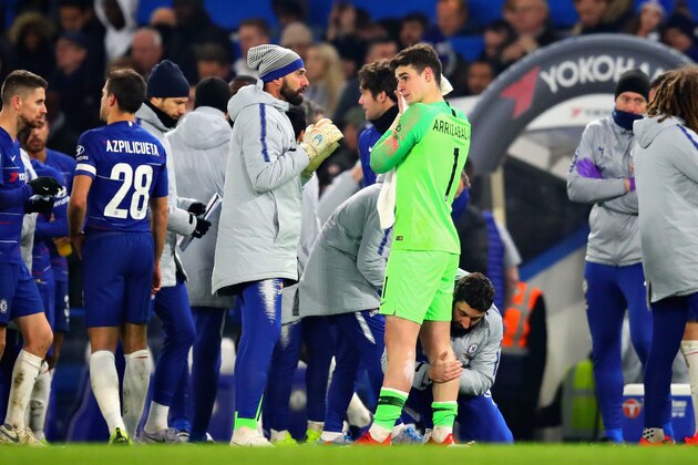 LONDON, ENGLAND - JANUARY 24:  Kepa Arrizabalaga of Chelsea talks with teammate Willy Caballero at the end of 90 minutes during the Carabao Cup Semi-Final Second Leg match between Chelsea and Tottenham Hotspur at Stamford Bridge on January 24, 2019 in London, England.  (Photo by Chris Brunskill/Fantasista/Getty Images)