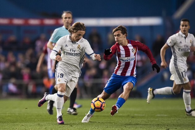 MADRID, SPAIN - NOVEMBER  19: Luka Modric of Real Madrid battles for the ball with Antoine Griezmann of Atletico de Madrid during their La Liga match between Atletico de Madrid and Real Madrid at the Vicente Calderon Stadium on 19 November 2016 in Madrid, Spain. (Photo by Power Sport Images/Getty Images)