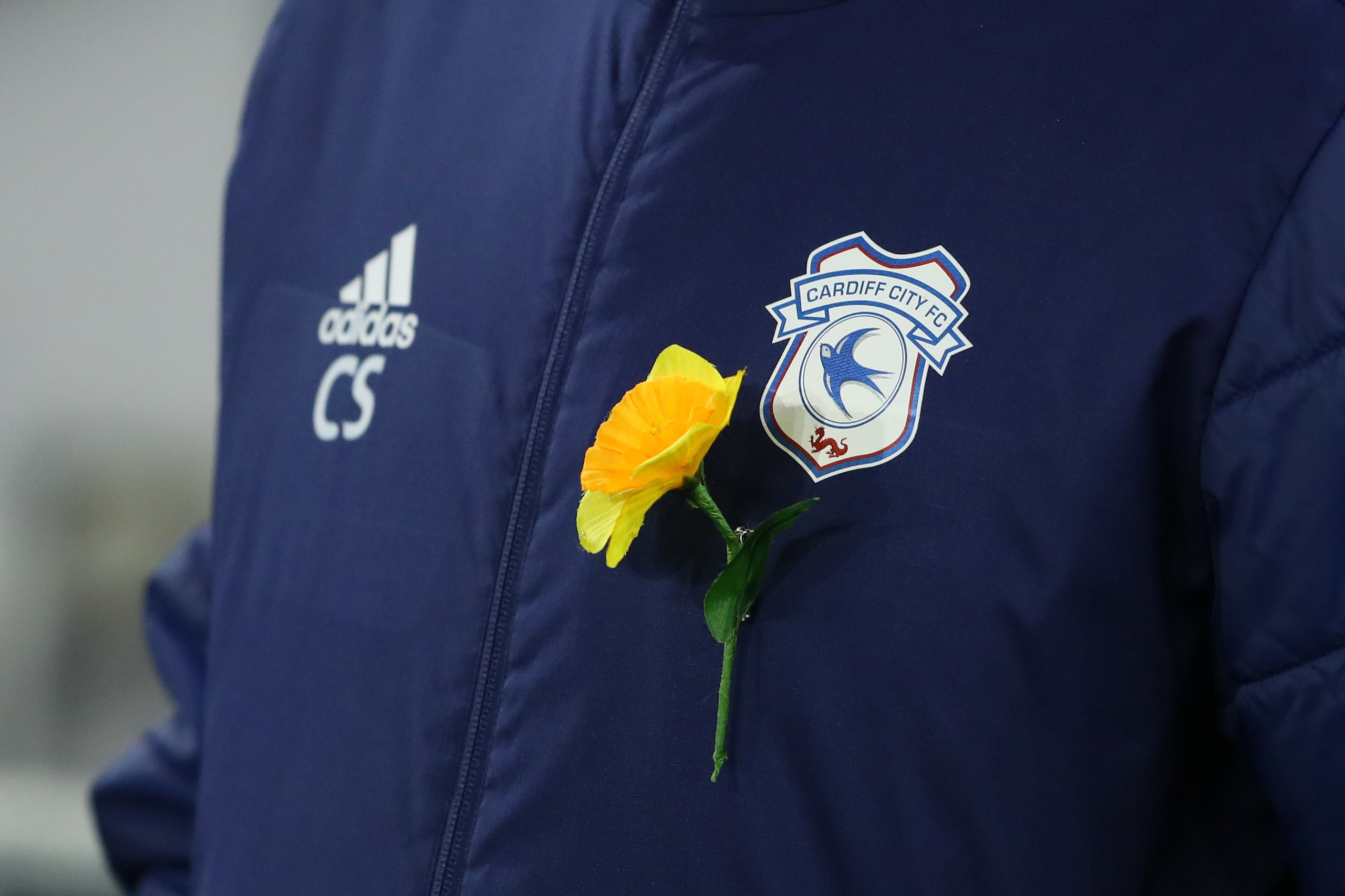 CARDIFF, WALES - FEBRUARY 02:  Neil Warnock, Manager of Cardiff City wears a daffodil on his jacket as a tribute to Emiliano Sala prior to the Premier League match between Cardiff City and AFC Bournemouth at Cardiff City Stadium on February 2, 2019 in Cardiff, United Kingdom.  (Photo by Warren Little/Getty Images)