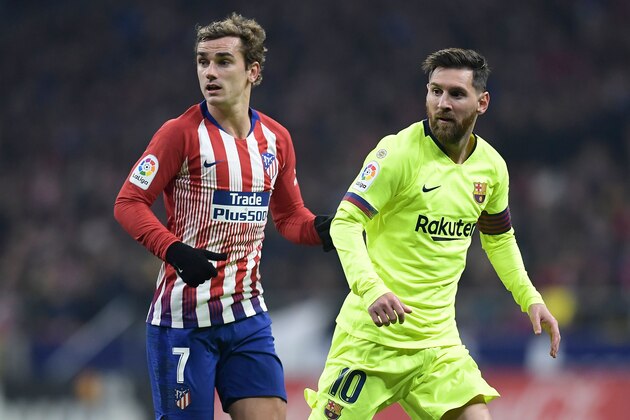 Barcelona's Argentinian forward Lionel Messi (R) and Atletico Madrid's French forward Antoine Griezmann wait to be passed the ball during the Spanish league football match between Club Atletico de Madrid and FC Barcelona at the Wanda Metropolitano stadium in Madrid on November 24, 2018. (Photo by OSCAR DEL POZO / AFP)        (Photo credit should read OSCAR DEL POZO/AFP/Getty Images)