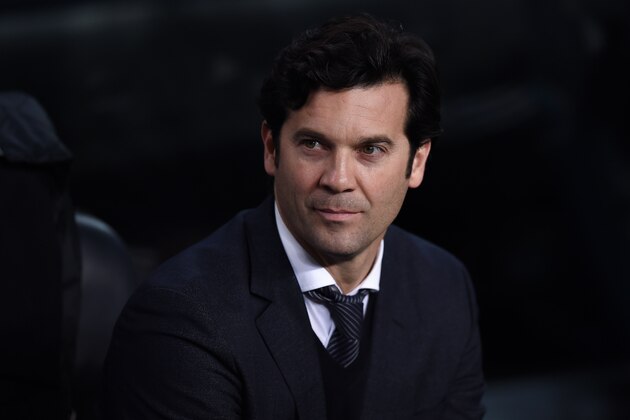 BARCELONA, SPAIN - FEBRUARY 06: Head coach Santiago Solari of Real Madrid CF looks on from the bench during the Copa del Semi Final first leg match between Barcelona and Real Madrid at Nou Camp on February 06, 2019 in Barcelona, Spain. (Photo by Alex Caparros/Getty Images)