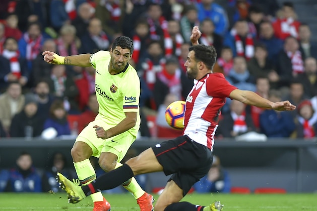 Barcelona's Uruguayan forward Luis Suarez (L) vies with Athletic Bilbao's Spanish defender Mikel Balenciaga during the Spanish league football match Athletic Club Bilbao against FC Barcelona at the San Mames stadium in Bilbao on February 10, 2019. (Photo by ANDER GILLENEA / AFP)        (Photo credit should read ANDER GILLENEA/AFP/Getty Images)