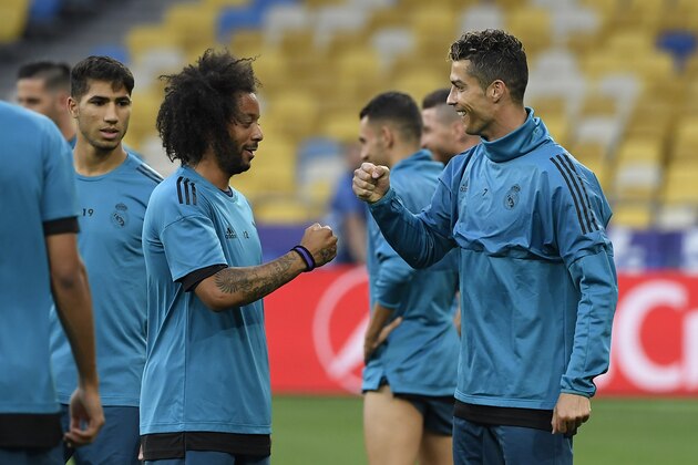 Real Madrid's Portuguese forward Cristiano Ronaldo (R) and Real Madrid's Brazilian defender Marcelo (L) attend a team's training session at the Olympic Stadium in Kiev, Ukraine on May 25, 2018, on the eve of the UEFA Champions League final football match between Liverpool and Real Madrid. (Photo by LLUIS GENE / AFP)        (Photo credit should read LLUIS GENE/AFP/Getty Images)