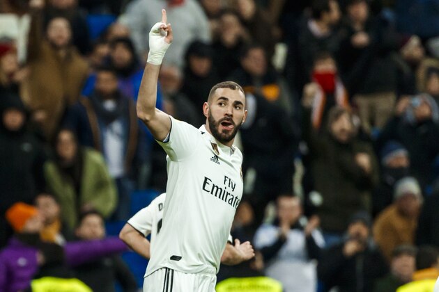 MADRID, SPAIN - FEBRUARY 03: Karim Benzema of Real Madrid celebrates after scoring his team's first goal during the La Liga match between Real Madrid and Deportivo Alaves at Santiago Bernabeu on February 03, 2019 in Madrid, Spain. (Photo by TF-Images/Getty Images)