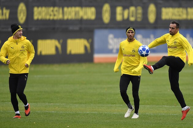 Dortmund's Marco Reus, Achraf Hakimi and Paco Alcacer, from left, exercise during a training session at the eve of the Champions League group A soccer match between Borussia Dortmund and AS Monaco in Dortmund, Germany, Tuesday, Oct. 2, 2018. (AP Photo/Martin Meissner)