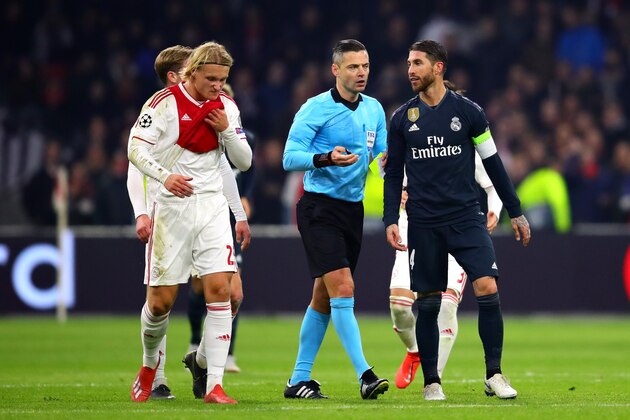AMSTERDAM, NETHERLANDS - FEBRUARY 13: Referee Damir Skomina talks with Sergio Ramos of Real Madrid and Kasper Dolberg of Ajax during the UEFA Champions League Round of 16 First Leg match between Ajax and Real Madrid at Johan Cruyff Arena on February 13, 2019 in Amsterdam, . (Photo by Chris Brunskill/Fantasista/Getty Images)