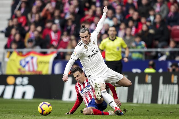 MADRID, SPAIN - FEBRUARY 9: (L-R) Santiago Arias of Atletico Madrid, Gareth Bale of Real Madrid during the La Liga Santander  match between Atletico Madrid v Real Madrid at the Estadio Wanda Metropolitano on February 9, 2019 in Madrid Spain (Photo by David S. Bustamante/Soccrates/Getty Images)