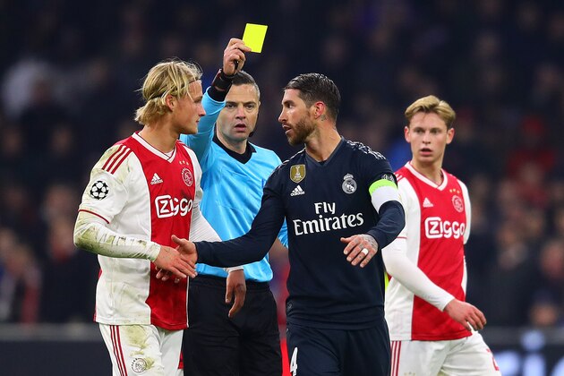 AMSTERDAM, NETHERLANDS - FEBRUARY 13: Referee Damir Skomina shows Sergio Ramos of Real Madrid a yellow card during the UEFA Champions League Round of 16 First Leg match between Ajax and Real Madrid at Johan Cruyff Arena on February 13, 2019 in Amsterdam, . (Photo by Chris Brunskill/Fantasista/Getty Images)