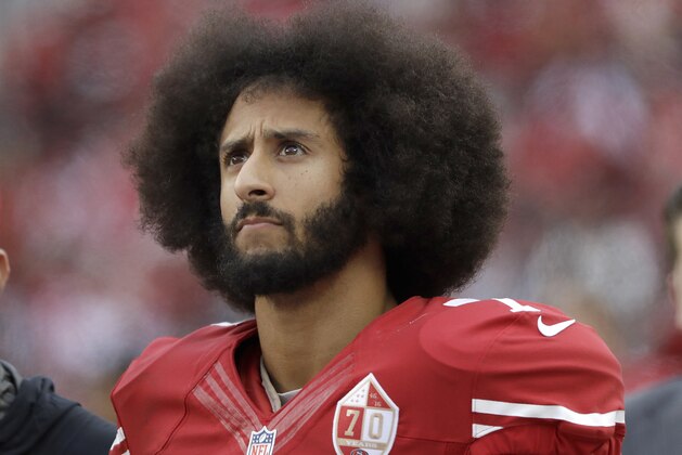 En esta imagen del 11 de diciembre de 2016, el quarterback de los 49ers de San Francisco, Colin Kaepernick en la banca durante la segunda mitad del juego ante los Jets de Nueva York en Santa Clara, California. Kaepernick es agente libre luego de optar por salirse de su contrato con los 49ers el viernes 3 de marzo de 2017. El veterano de seis temporadas, quien atrajo atención y encabezados la campaña anterior por no ponerse de pie durante el himno nacional, se reunió con el nuevo gerente John Lynch y el nuevo coach Kyle Shanahan, antes de tomar su decisión. (AP Foto/Marcio Jose Sanchez, Archivo)