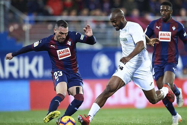 EIBAR, SPAIN - FEBRUARY 15: Dimitri Foulquier of Getafe CF duels for the ball with Anaitz Arbilla of SD Eibar during the La Liga match between SD Eibar and Getafe CF at Ipurua Municipal Stadium on February 15, 2019 in Eibar, Spain. (Photo by Juan Manuel Serrano Arce/Getty Images)