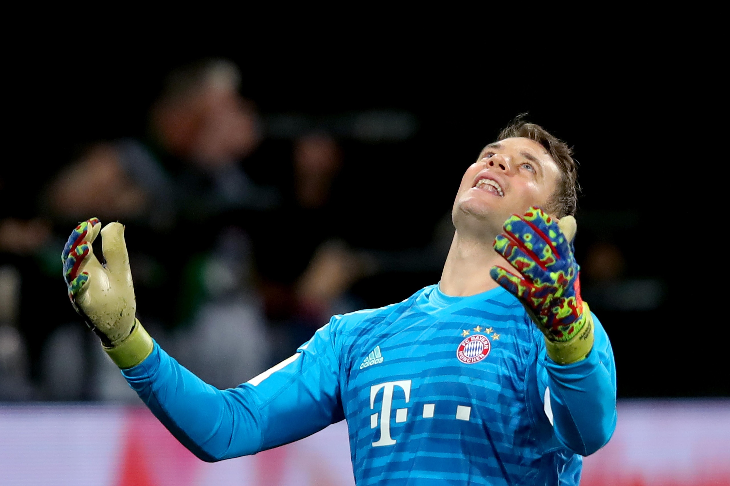 BERLIN, GERMANY - SEPTEMBER 28: Goalkeeper Manuel Neuer of Bayern Muenchen looks on during the Bundesliga match between Hertha BSC and FC Bayern Muenchen at Olympiastadion on September 28, 2018 in Berlin, Germany. (Photo by TF-Images/Getty Images)