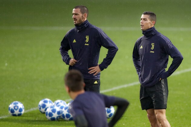 Juventus' Portuguese forward Cristiano Ronaldo (R) and Juventus' Italian defender Leonardo Bonucci attend a training session at the Contassina training ground in Turin on November 6, 2018 on the eve of the UEFA Champions League group H football match Juventus vs Manchester. (Photo by Isabella BONOTTO / AFP)        (Photo credit should read ISABELLA BONOTTO/AFP/Getty Images)