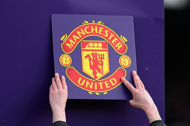 LONDON, ENGLAND - FEBRUARY 09: The Manchester United club badge is put up on the board during the Premier League match between Fulham FC and Manchester United at Craven Cottage on February 09, 2019 in London, United Kingdom. (Photo by Catherine Ivill/Getty Images)