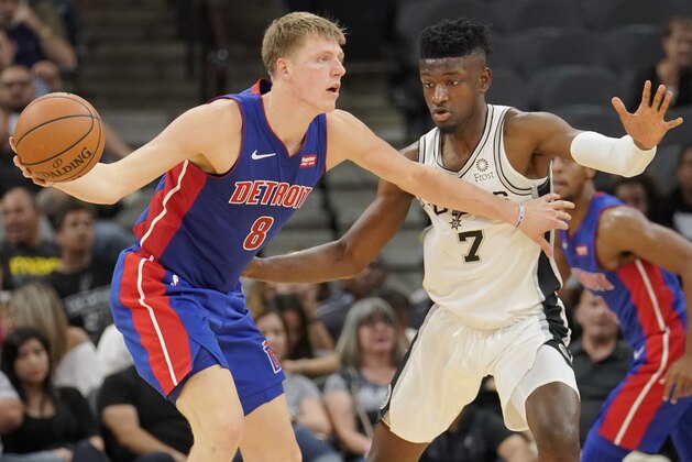 Detroit Pistons' Henry Ellenson (8) drives against San Antonio Spurs' Chimezie Metu during the second half of an NBA preseason basketball game, Friday, Oct. 5, 2018, in San Antonio. San Antonio won 117-93. (AP Photo/Darren Abate)