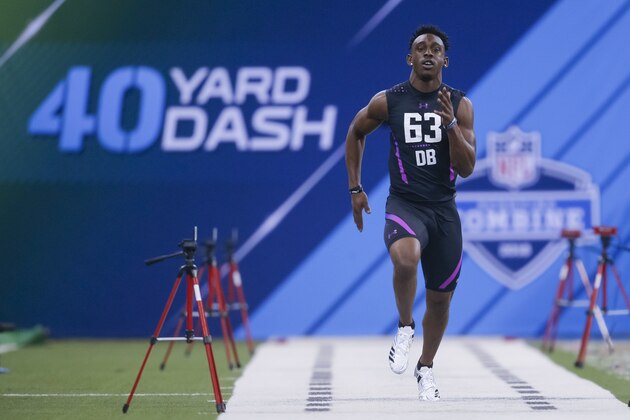 INDIANAPOLIS, IN - MARCH 05: Auburn defensive back Stephen Roberts (DB63) runs the 40 yard dash during the NFL Scouting Combine at Lucas Oil Stadium on March 5, 2018 in Indianapolis, Indiana. (Photo by Michael Hickey/Getty Images)