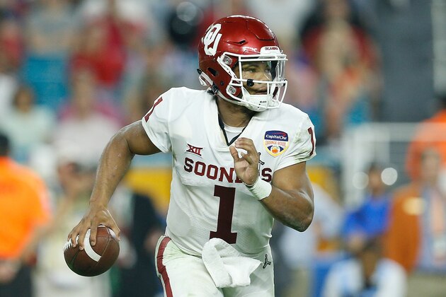 MIAMI, FL - DECEMBER 29:  Kyler Murray #1 of the Oklahoma Sooners looks to pass against the Alabama Crimson Tide during the College Football Playoff Semifinal at the Capital One Orange Bowl at Hard Rock Stadium on December 29, 2018 in Miami, Florida.  (Photo by Michael Reaves/Getty Images)