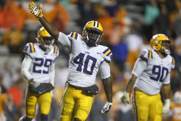 KNOXVILLE, TN - NOVEMBER 18:  Devin White #40 of the LSU Tigers celebrates against the Tennessee Volunteers at Neyland Stadium on November 18, 2017 in Knoxville, Tennessee.  (Photo by Michael Reaves/Getty Images)
