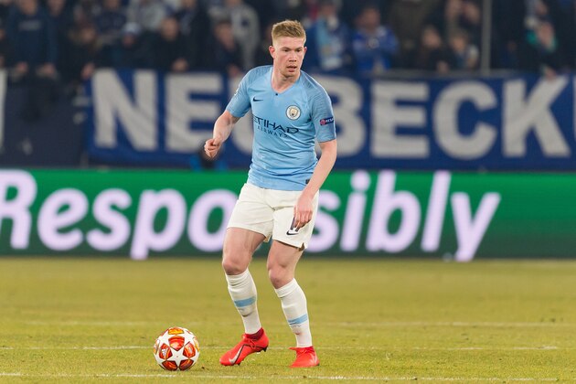 GELSENKIRCHEN, GERMANY - FEBRUARY 20: Kevin De Bruyne of Manchester City controls the ball during the UEFA Champions League Round of 16 First Leg match between FC Schalke 04 and Manchester City at Veltins-Arena on February 20, 2019 in Gelsenkirchen, Germany. (Photo by TF-Images/Getty Images)