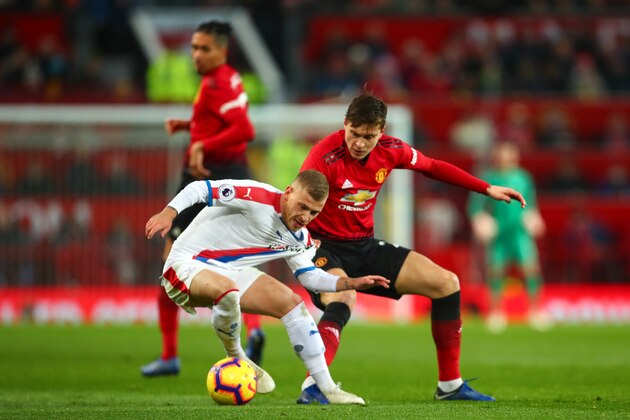 MANCHESTER, ENGLAND - NOVEMBER 24: Max Meyer of Crystal Palace and Victor Lindelof of Manchester United during the Premier League match between Manchester United and Crystal Palace at Old Trafford on November 24, 2018 in Manchester, United Kingdom. (Photo by Robbie Jay Barratt - AMA/Getty Images)