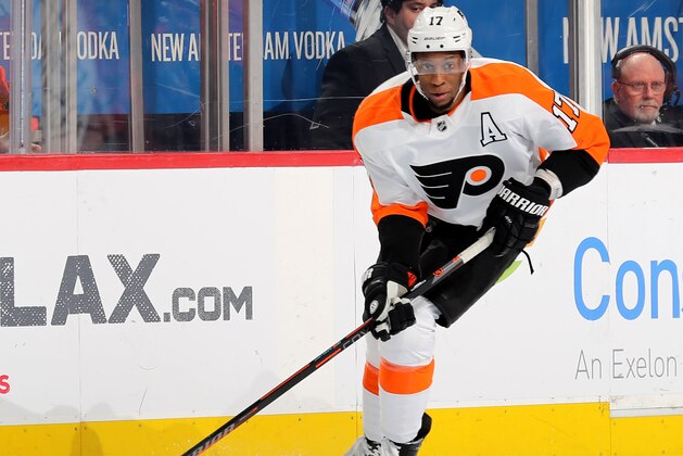 PHILADELPHIA, PENNSYLVANIA - JANUARY 03:  Wayne Simmonds #17 of the Philadelphia Flyers takes the puck in the second period against the Carolina Hurricanes at Wells Fargo Center on January 03, 2019 in Philadelphia, Pennsylvania. (Photo by Elsa/Getty Images)