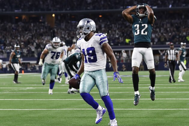 El receptor de los Cowboys de Dallas, Amari Cooper (19), anota un touchdown en una recepción de 15 yardas contra los Eagles de Filadelfia en el tiempo extra de un juego de la NFL, en Arlington, Texas, el domingo 9 de diciembre de 2018. (AP Foto/Roger Steinman)