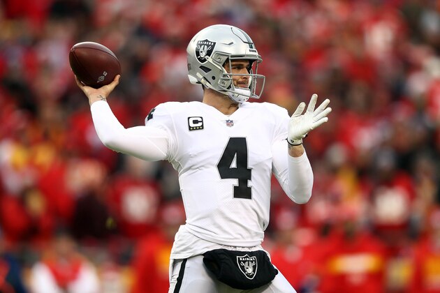 KANSAS CITY, MISSOURI - DECEMBER 30:  Quarterback Derek Carr #4 of the Oakland Raiders in action during the game against the Kansas City Chiefs at Arrowhead Stadium on December 30, 2018 in Kansas City, Missouri. (Photo by Jamie Squire/Getty Images)