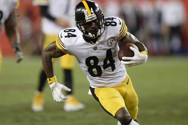 Pittsburgh Steelers wide receiver Antonio Brown (84) runs with a reception against the Tampa Bay Buccaneers during the first half of an NFL football game Monday, Sept. 24, 2018, in Tampa, Fla. (AP Photo/Jason Behnken)