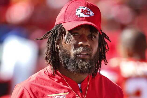 KANSAS CITY, MO - SEPTEMBER 23: Kansas City Chiefs defensive back Eric Berry (29) watched the game between the Chiefs and the San Francisco 49ers on September 23, 2018 at Arrowhead Stadium in Kansas City, Missouri.   (Photo by David Eulitt / Getty Images)