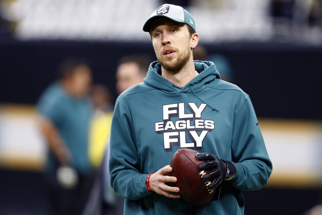ARCHIVO - En esta foto de archivo del 13 de enero de 2019, el quarterback de los Eagles de Filadelfia, Nick Foles, calienta antes de un juego divisional contra los Saints de Nueva Orleáns, en Nueva Orleáns. (AP Foto/Butch Dill, Archivo)