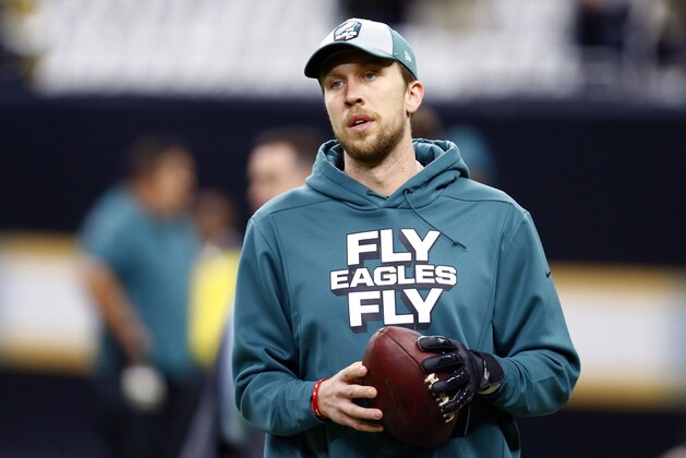 ARCHIVO - En esta foto de archivo del 13 de enero de 2019, el quarterback de los Eagles de Filadelfia, Nick Foles, calienta antes de un juego divisional contra los Saints de Nueva Orleáns, en Nueva Orleáns. (AP Foto/Butch Dill, Archivo)