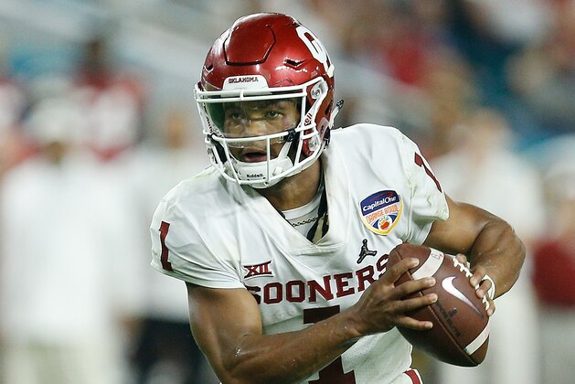 MIAMI, FL - DECEMBER 29:  Kyler Murray #1 of the Oklahoma Sooners scrambles with the ball against the Alabama Crimson Tide during the College Football Playoff Semifinal at the Capital One Orange Bowl at Hard Rock Stadium on December 29, 2018 in Miami, Florida.  (Photo by Michael Reaves/Getty Images)